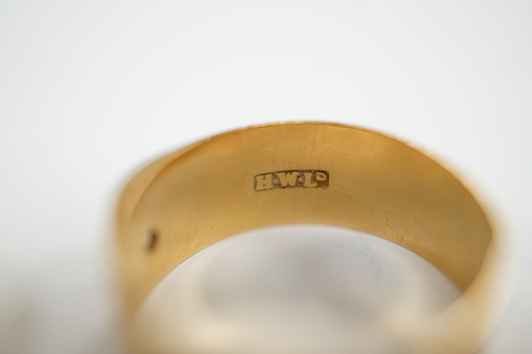 Two 18ct gold wedding bands, one hallmarked for London, 1918, 7.7 grams.